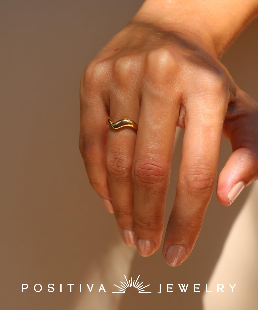 Positiva Jewelry Wellen-Ring Damen Gold – Offener Edelstahlring, 18k vergoldet, größenverstellbar, wasserfest & hypoallergen – Minimalistischer Statement-Ring, Geschenk Frauen inkl. Schmuckbox