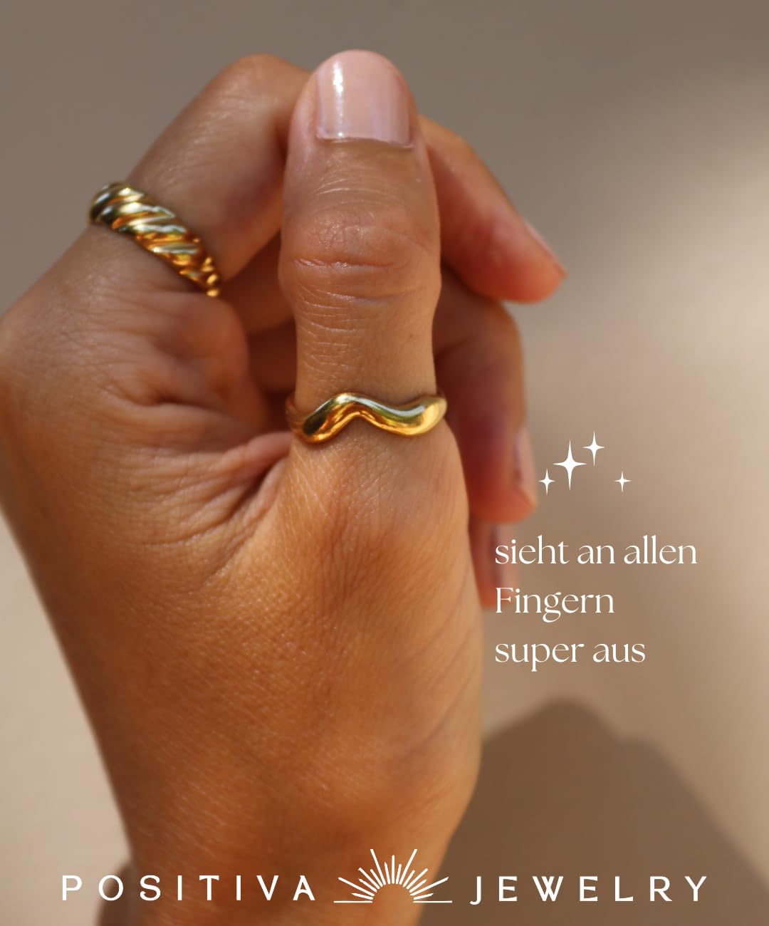 Positiva Jewelry Wellen-Ring Damen Gold – Offener Edelstahlring, 18k vergoldet, größenverstellbar, wasserfest & hypoallergen – Minimalistischer Statement-Ring, Geschenk Frauen inkl. Schmuckbox
